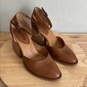 Korks Womens Almond Closed Toe Stacked Heel